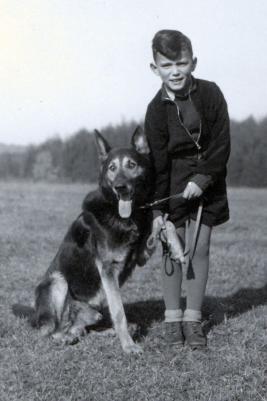 So etwa sah ich aus. Osterhofer Knabe, etwa 1950.
<br />
Dieses Foto fand ich im Internet, für mich ist es sehr überzeugend,
<br />
obwohl nicht ich abgebildet bin.
<br />
